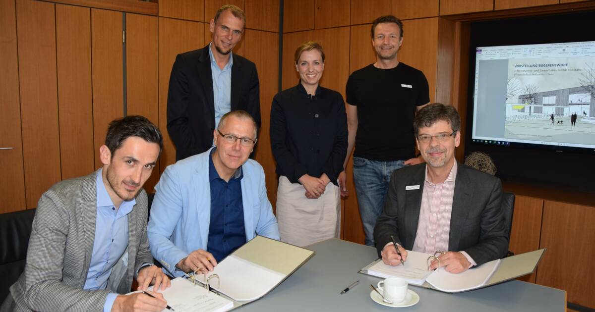 Mario Bischof und Eckehard Schöch (Geschäftsführung i+R Industrie- & Gewerbebau, v.l.) bei der Unterzeichnung des Generalübernehmer-Vertrags für den Bau des neuen Kindergartens mit dem Bgmst. Georg Riedmann (re.) und Mitgliedern des Gemeinderats © Copyright: Brigitte Walters/Schwäbische Zeitung