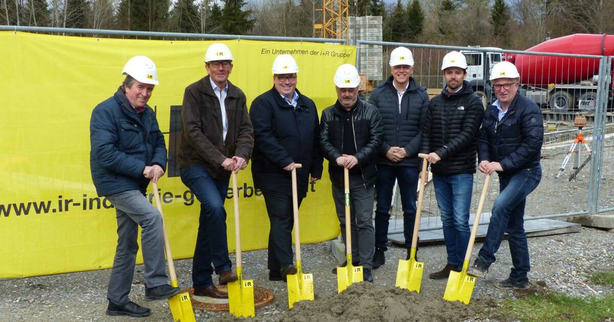 Setzten den Spatenstich für die neue Sporthalle in Moos: Helmut Dury (Architekt), Altbürgermeister Peter Kessler, Bürgermeister Patrick Krauss, Fredi D’Aloisio (Architekt), Eckehard Schöch und Roman Dominik (i+R) und Ingenieur Burkhard Raff (von links)