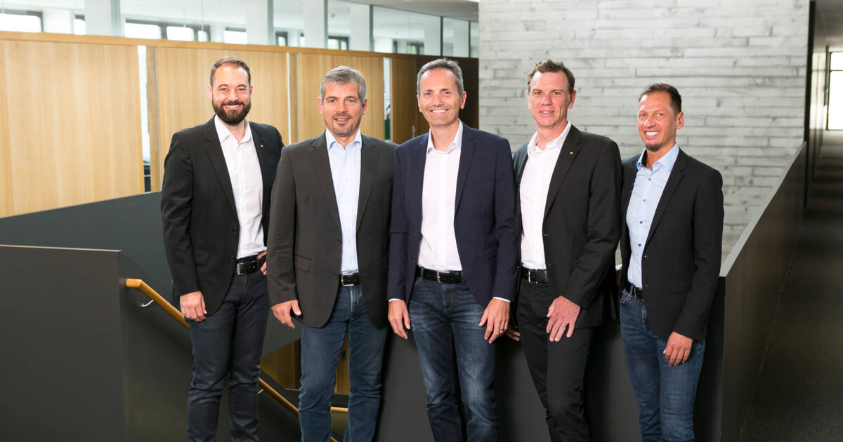 Als Führungsteam werden sie die i+R Wohnbau ab sofort leiten: Prokurist Tobias Forer-Pernthaler, die Geschäftsführer Reinold Meusburger und Karlheinz Bayer sowie die Prokuristen Andreas Deuring und Andreas Nussbaumer - auf dem Bild fehlt Manfred Eisbacher