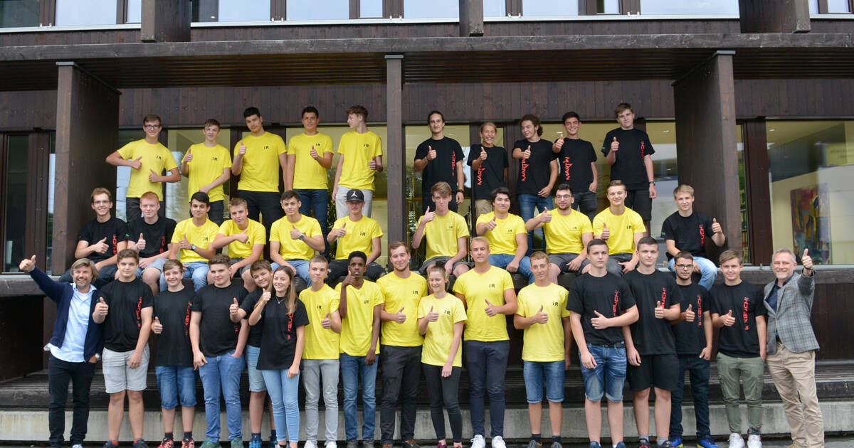 i+R-Gruppe Lehrlinge 2019.jpg: 40 „Neue“ beginnen ihre Lehre bei den Unternehmen der i+R Gruppe – im Bild mit den Eigentümern Joachim Alge und Reinhard Schertler. Insgesamt bilden die zur Unternehmensgruppe gehörenden Firmen i+R, Huppenkothen und Martin 1