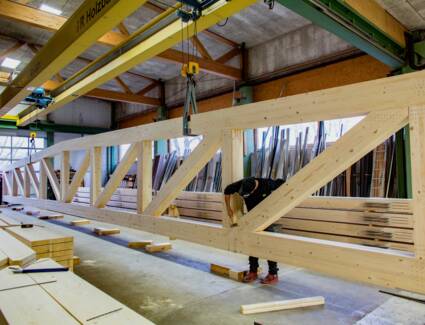Handarbeit in der Endfertigung und Qualitätskontrolle bei i+R Holzbau © ©Petra Rainer