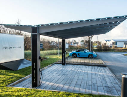 Der PV-Carport dient als Ladestation und überdachter Abstellplatz zugleich. © ©Porsche AG