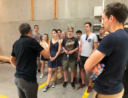 HTL Patenschaftsklasse besucht i+R Holzbau und Fensterbau in Lauterach