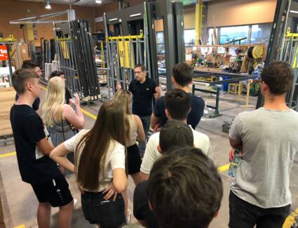 HTL Patenschaftsklasse besucht i+R Holzbau und Fensterbau in Lauterach