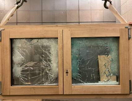 Trotz der 42 Treffer auf der Außenseite weist das durchschusshemmende Holz-Alu-Fenster von i+R Fensterbau auf der Innenseite keinerlei Beschädigung auf und wurde daher vom Beschussamt Ulm nach der Widerstandsklasse FB 4 NS zertifiziert.
