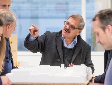 Kantonsbaumeister und Architekt Werner Binotto erklärt den Anwesenden den Siegerentwurf. © ©Chris Danneffel