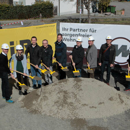 Frastanz: Direkt im Zentrum entsteht eine gemeinnützige Wohnanlage mit 13 Wohnungen. Bauherr, Gemeinde, Planer und Generalunternehmer feierten gemeinsam den Spatenstich. © ©Arno Meusburger