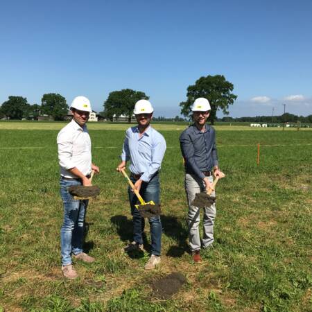 Die Bauherrn Stefan und Martin Übelhör mit Sebastian Rauchegger (Projektleitung i+R)