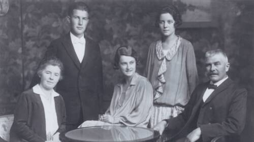 Anna und Johann Schertler (l. u. r.) mit ihren Kindern Rudolf, Rita und Emma