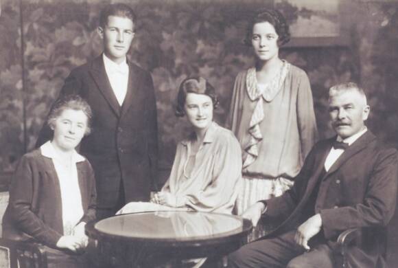 Johann Schertler (ganz rechts) mit seiner Familie. Er gründete 1904 das Unternehmen.