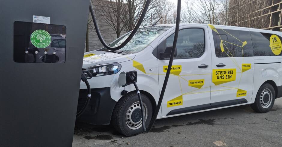 Für die Zukunft der E-Mobilität gerüstet: Der E-Ladepark bei der Unternehmenszentrale der i+R Gruppe in Lauterach.