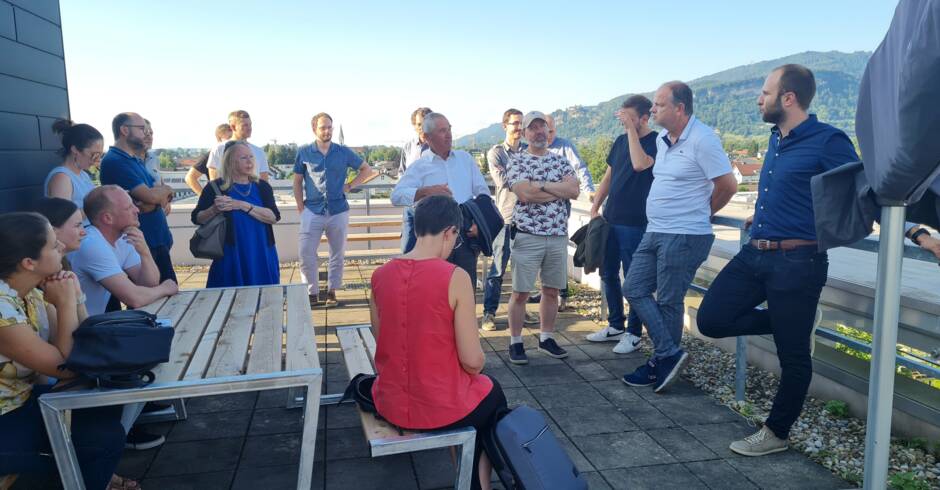 live-im-betrieb-führung-dachterrasse-zentrale-ir-gruppe